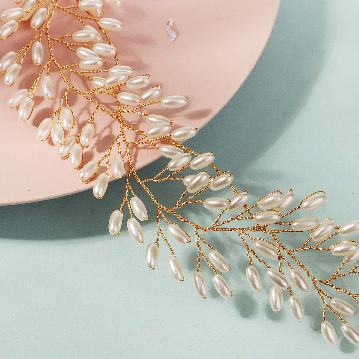 New European and American bridal headwear, pearl headband, hand-woven double-layer cross hair accessory, beautiful and versatile wedding dress accessory Application Scenario