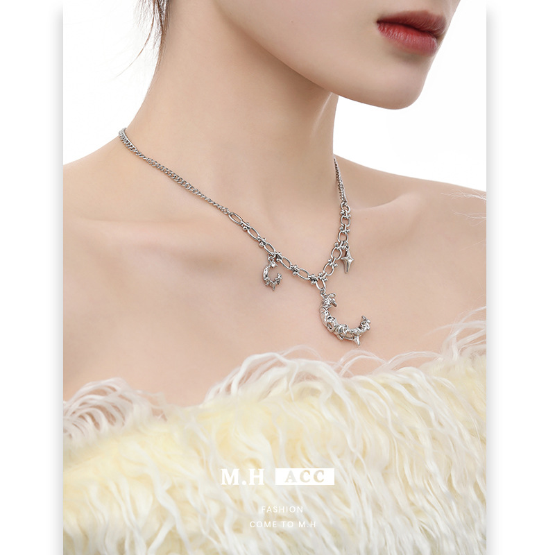 Silver textured moon necklace for women, a new Korean Instagram niche design style collarbone chain, fashionable and versatile pendant Specification drawing