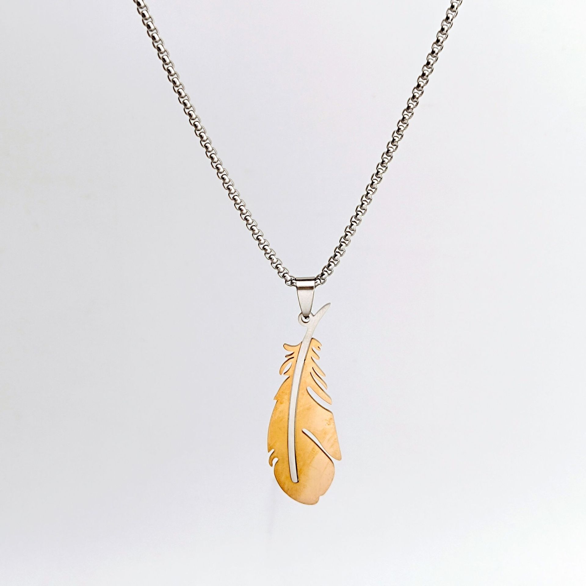 European and American foreign trade titanium steel feather pendant, the same style as Goro Takahashi's personalized feather necklace, student couple titanium steel pendant Item Picture
