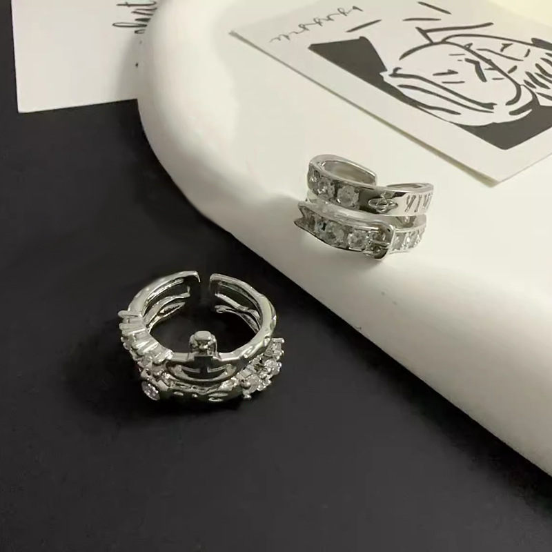 This is a niche design with a full diamond star, moon and Saturn ring ring on the index finger. It is fashionable, exquisite, small and versatile, and can be adjusted full figure