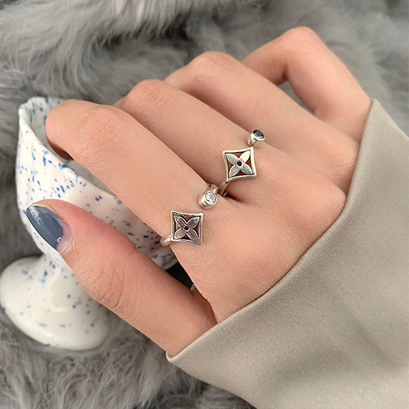 Retro and light luxury cross-flower ring, Instagram women's hollowed-out with diamonds, aged and cold trend, niche design, Internet celebrity personality full figure