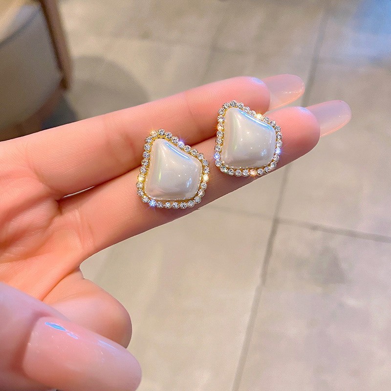 The new Korean version of trendy, high-end, light luxury and niche stud earrings are versatile for women's charm, exquisite and fashionable, and feature a trendy design Application Scenario