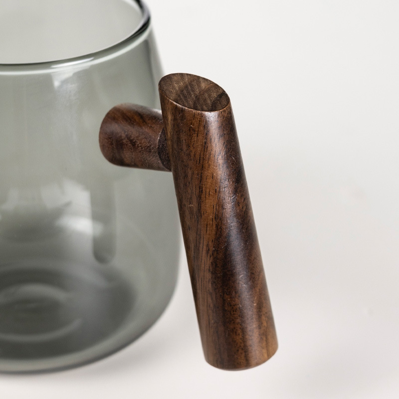 The glass teapot exudes a sense of sophistication. It is a household tea and water separation cup for brewing tea. A single teapot is used for one person to brew tea with a tea set Specification drawing