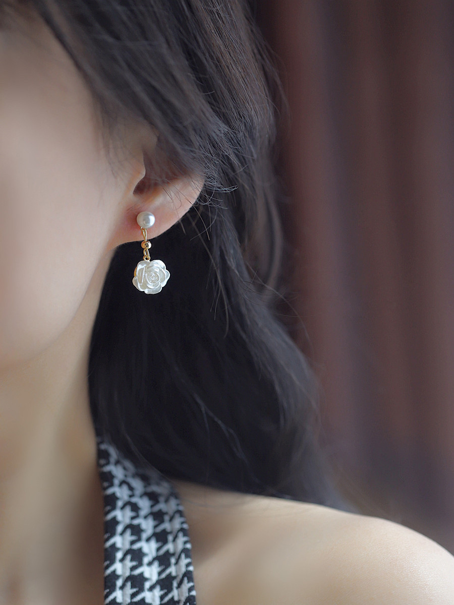 Camellia pearl earrings with a niche design sense, high-end stud earrings, new trendy and unique flower earrings for women in the autumn of 2025 Application Scenario