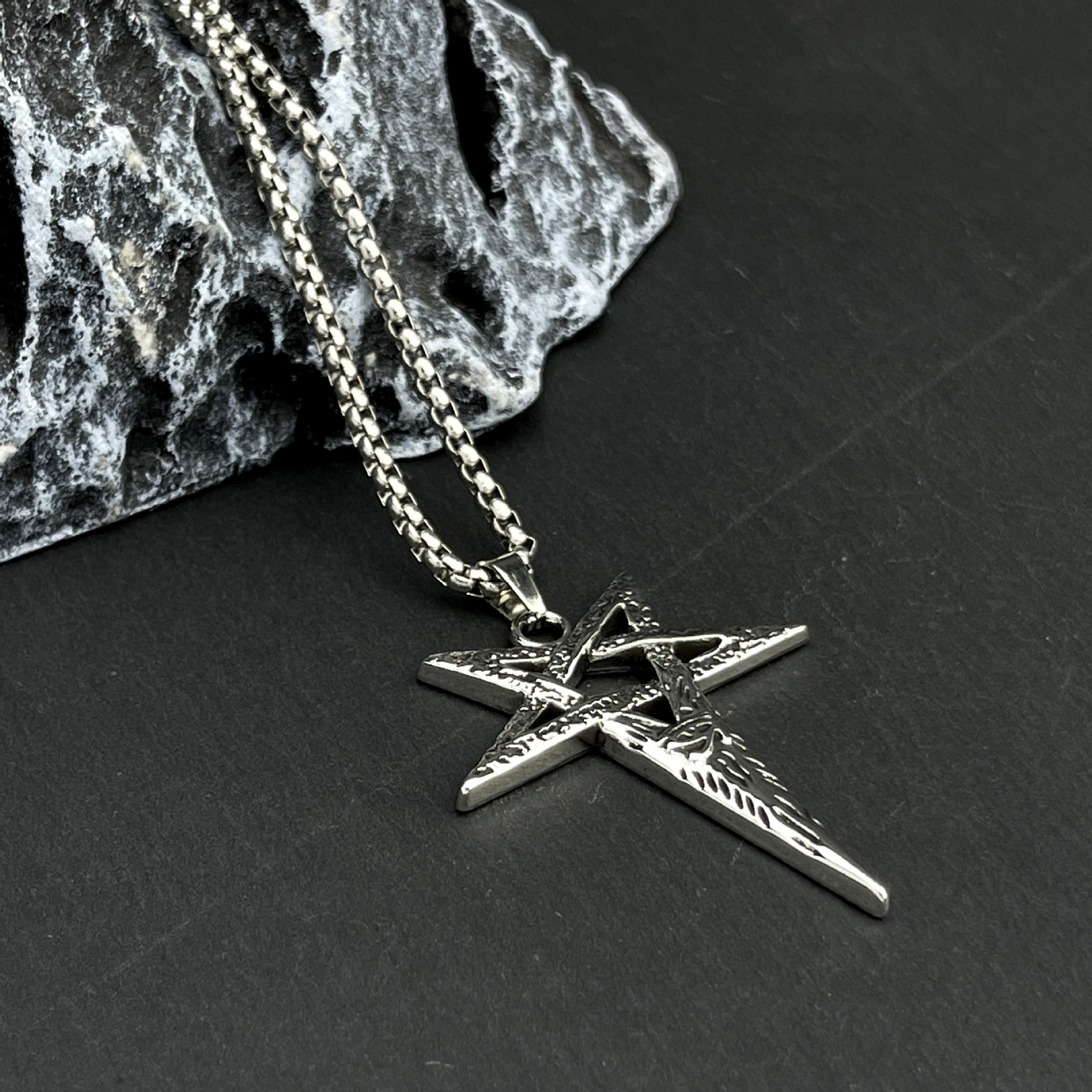 Wholesale of 2024 new European and American Viking five-pointed star alloy pendant and retro personality Devil's Eye titanium steel necklace Specification drawing