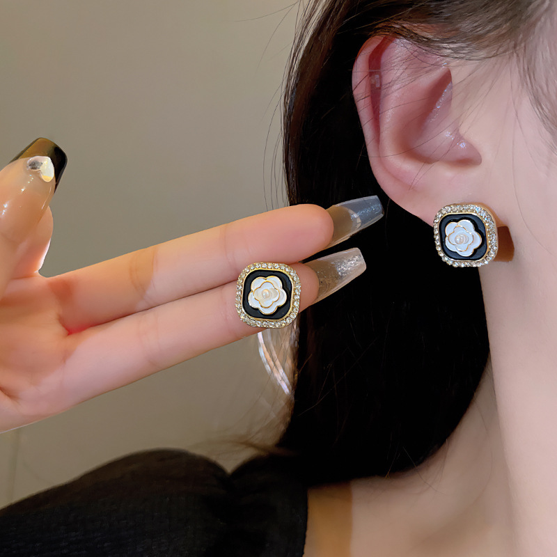 New retro super sparkling zircon flower earrings from South Korea, a sophisticated and elegant stud accessory for women with a cold and aloof style details Picture