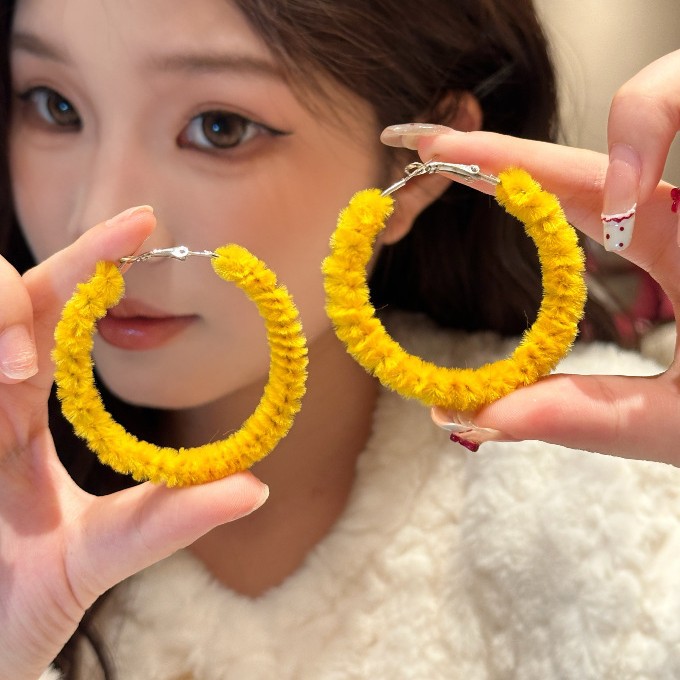 Autumn and winter atmosphere, fashionable multi-color woolen ring ear earrings, women's retro oversized, simple and popular ins style earrings full figure