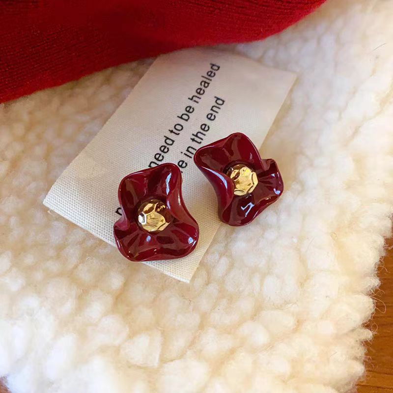 The niche design exudes a sense of sophistication. The Ankela red petal stud earrings are unique. The 2025 new style earrings and unique earrings are for women's autumn and winter Application Scenario