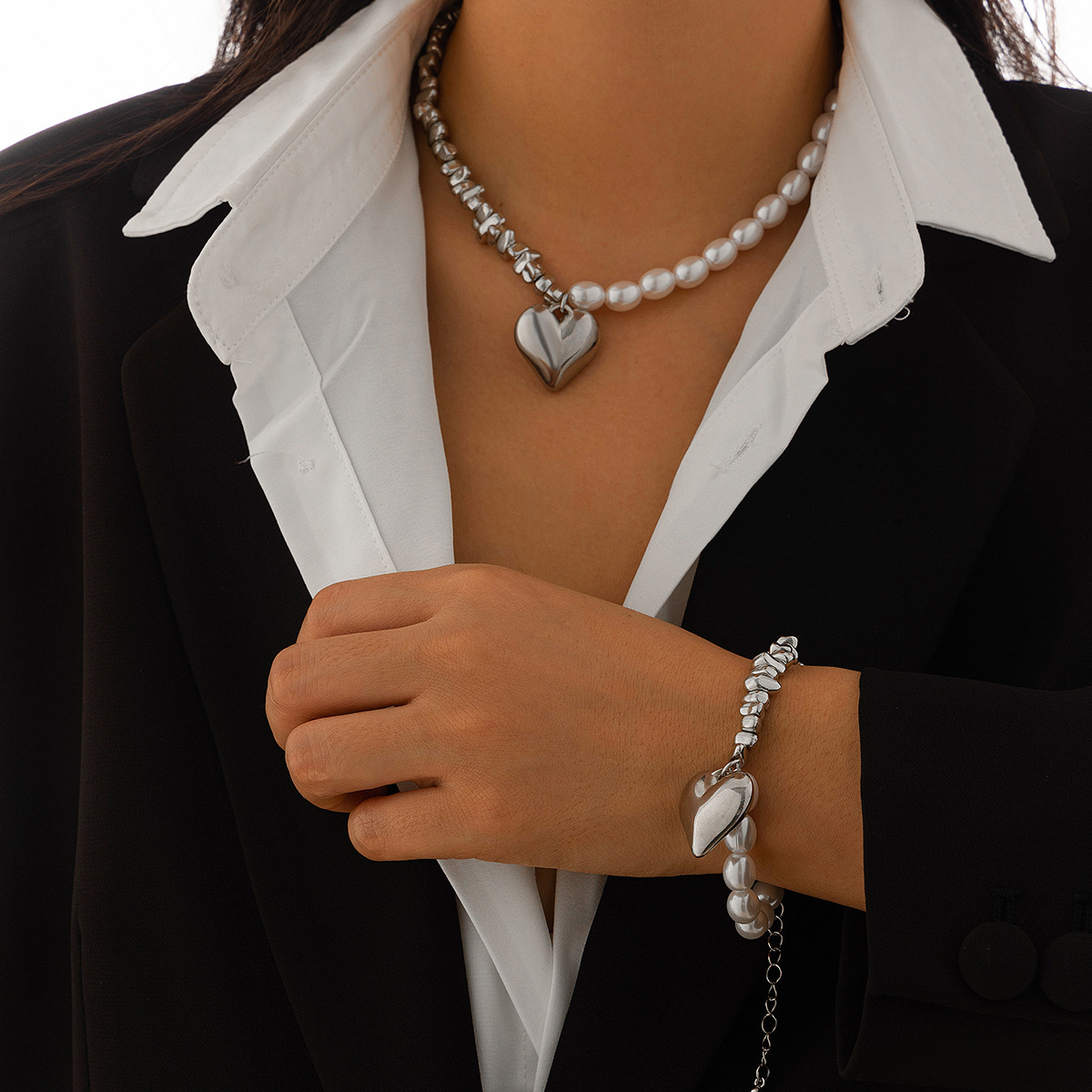 European and American cross-border jewelry, hollowed-out versatile bead collarbone chain, simple multi-layer heart-shaped alloy pendant necklace set details Picture