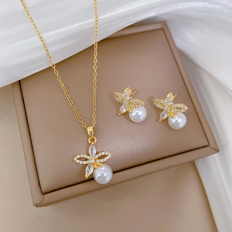 【 Titanium Steel 】 Necklace and earring set, light luxury, full diamond, flower and pearl, personalized and elegant banquet earrings and necklaces Application Scenario