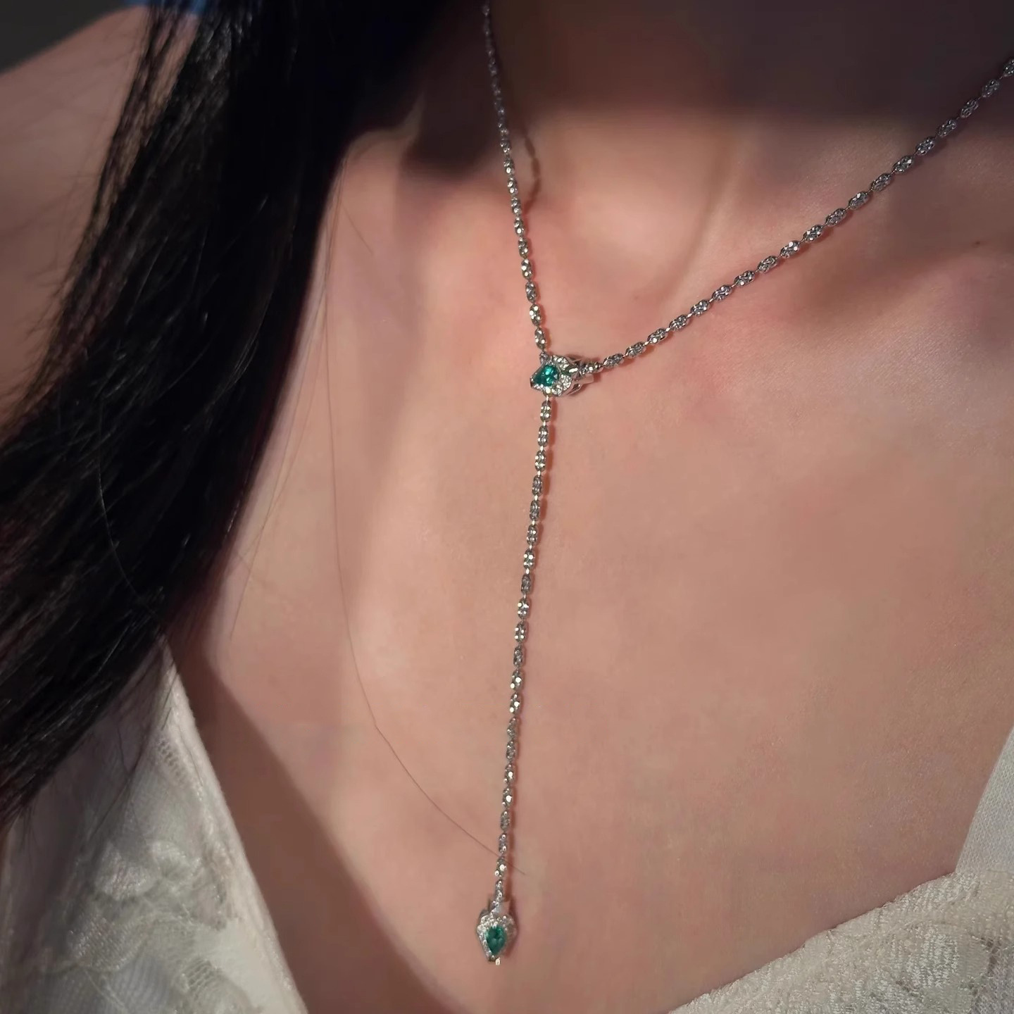 The new sweet and cool style of the grandmother's green snake necklace for women is unique, fashionable and versatile. It has a neckchain-style collarbone chain details Picture