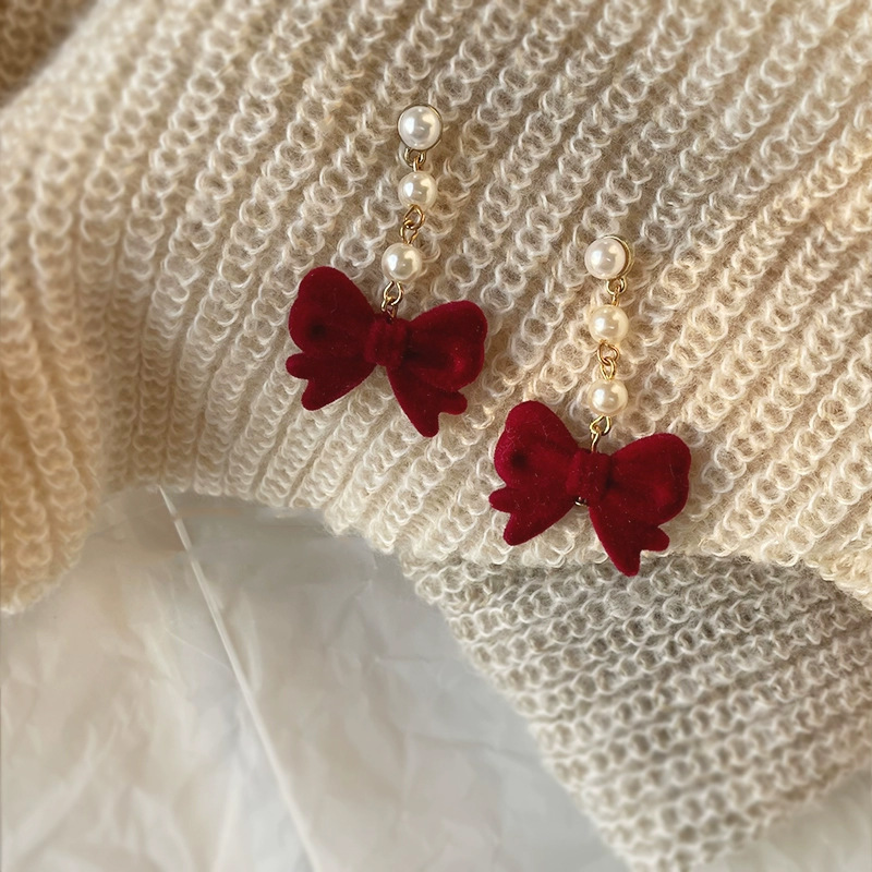 The wine red velvet bow pearl stud earrings exude a touch of elegance. They are versatile and luxurious earrings for young girls and socialites in autumn, winter and New Year Specification drawing