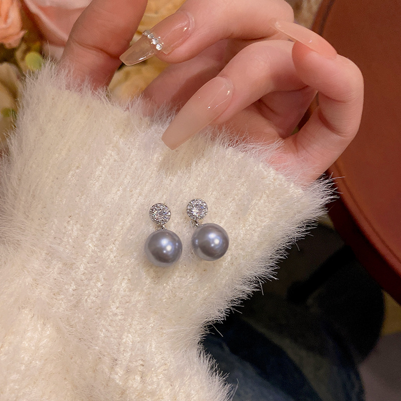 Light luxury zircon pearl stud earrings, women's fashion, high-end feel, versatile, unique and individual, popular online celebrity bestsellers wholesale Application Scenario