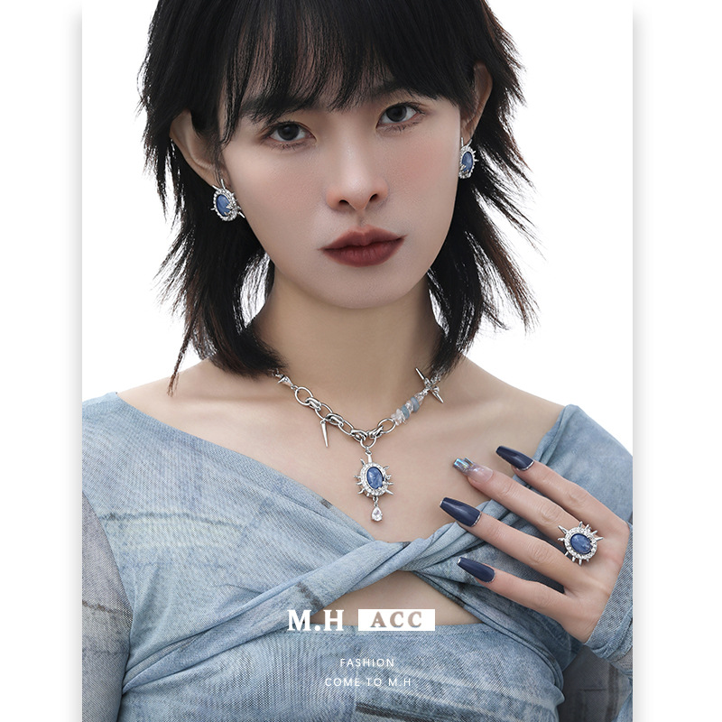 A niche design blue sea urchin necklace, a trendy Instagram hip-hop original collarbone chain, a fashionable and fresh new pendant details Picture