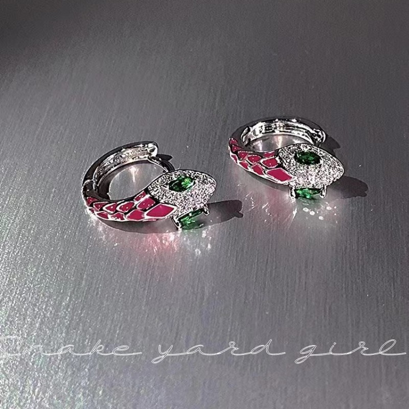 The girl from the Snake Academy! Personalized and versatile pink snake-shaped ear buckles, sweet and cool for women, and stylish snake-shaped ear studs design earrings full figure