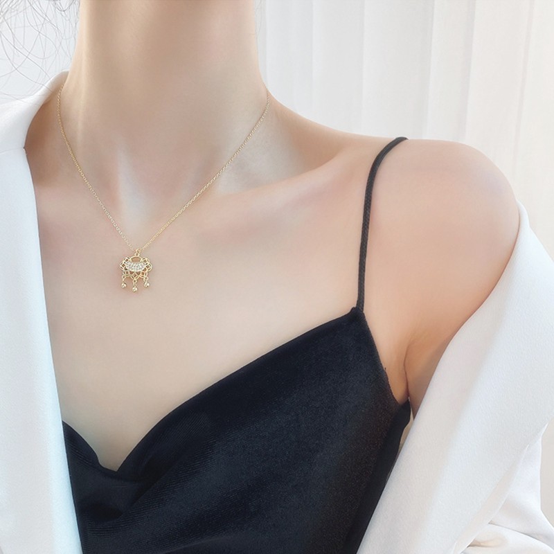 Chinese-style micro-inset peace lock, niche design, high-end feel, titanium steel non-fading necklace, new trendy women's collarbone chain wholesale Application Scenario