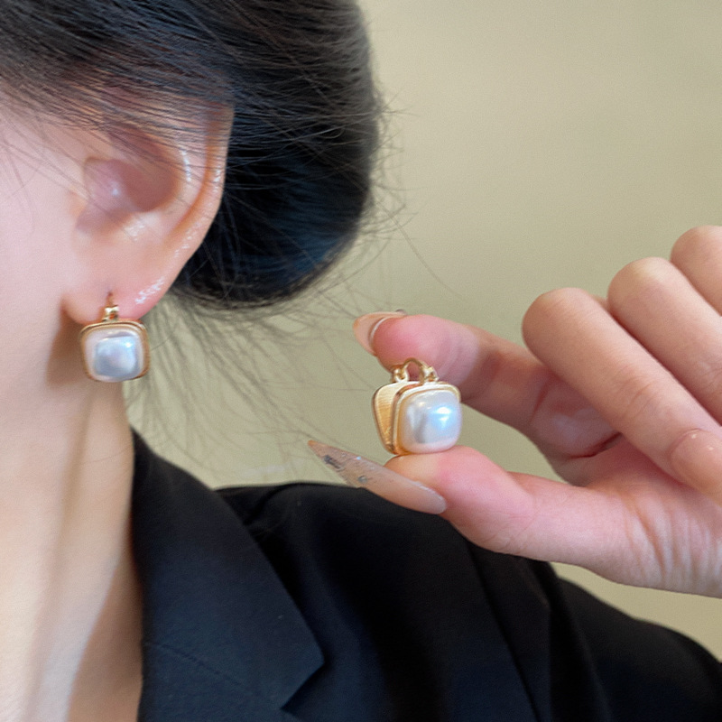 French double-sided pearl earring for women, a niche design with a high-end feel, is a 2024 new bestseller with a unique and elegant style details Picture