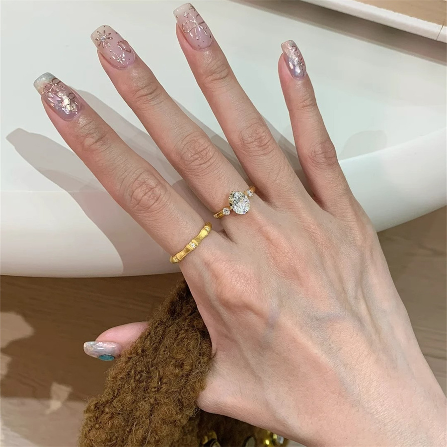 A mid-style, ascending zircon ring for women, a layered diamond brushed ring with interlocking dots, a light luxury and high-end index ring full figure