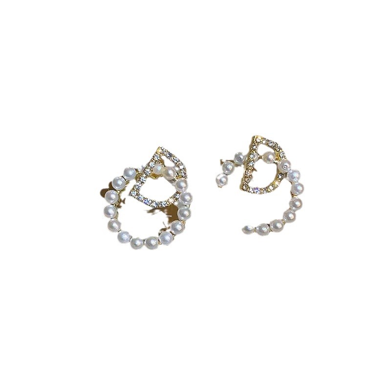 The letter pearl earrings feature a light luxury and niche design. The stud earrings exude a sense of sophistication for women. They are a new bestseller in 2025, with a unique and elegant style Item Picture