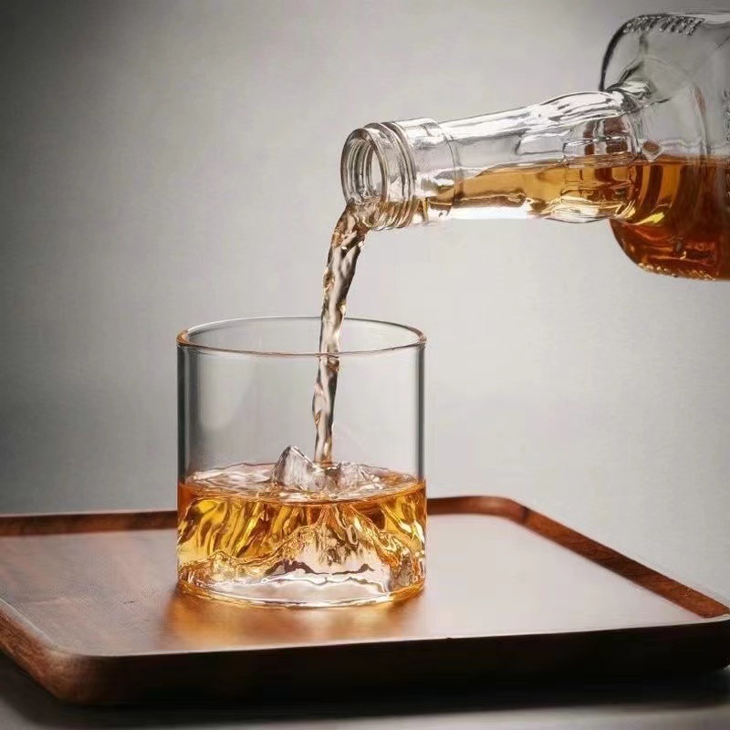 High borosilicate glass transparent whisky wine glass, viewing mountain and Zangshan glass, Fuji Mountain glass, household red wine glass Application Scenario
