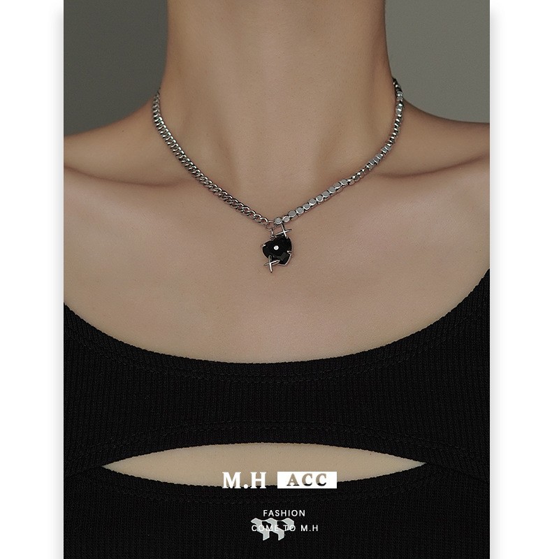 Four-pointed star heart necklace for women wholesale, dark style, sweet and cool, niche design, sweater chain, fashionable and exquisite gift necklace full figure