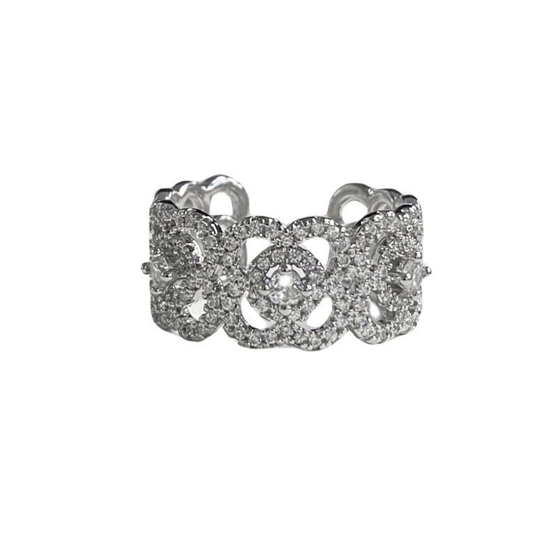 This is a trendy and fashionable four-leaf clow-shaped open-top ring with a touch of luxury and sophistication, similar to those worn by niche European and American celebrities Item Picture