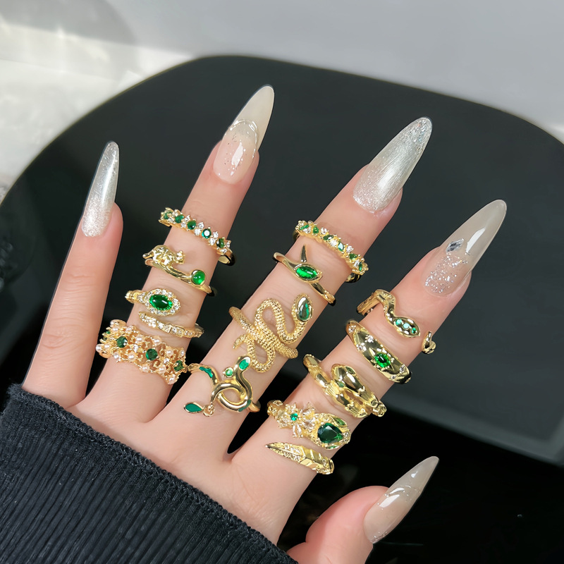 A new mid-style green treasure snake opening ring, a gender-neutral and fashionable index finger ring in the shape of a snake for the zodiac year details Picture