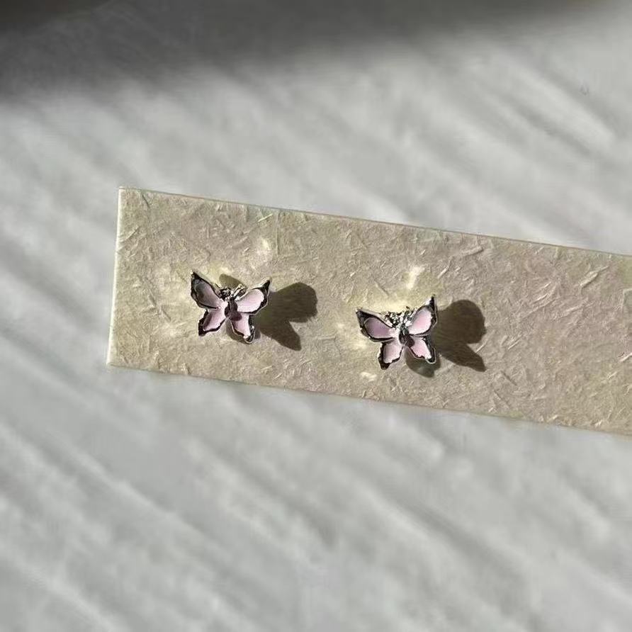 The new pink glazed butterfly 925 stud earrings are versatile, simple, and in a niche, exquisite, and fresh style Specification drawing