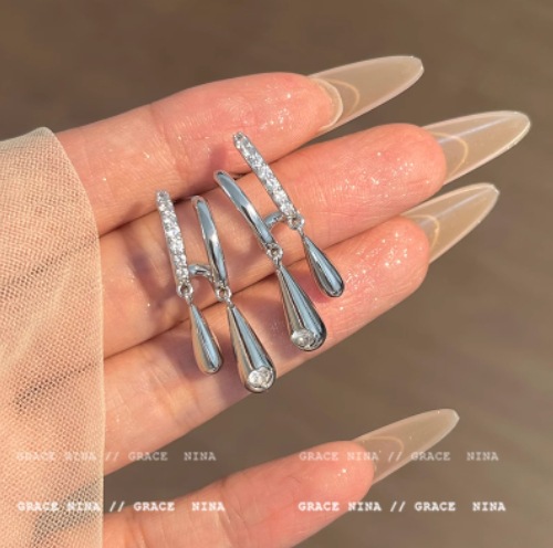 "Cold and cool style!" High-end, sparkling diamond, teardrop stud earrings, women's niche design earrings, simple and versatile, elegant earrings Application Scenario