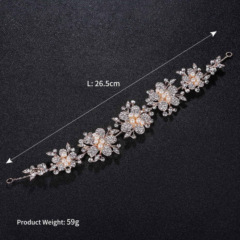 Rose blonde hair bands with floral designs are popular in Europe and America. They are versatile bridal hair bands and high-end accessories. Wholesale of headwear Application Scenario