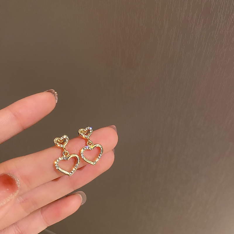 S925 Silver Needle diamond-encrusted hollowed-out heart-shaped earrings, Korean winter heart-shaped stud earrings, a popular, simple, small and fashionable earpiece full figure