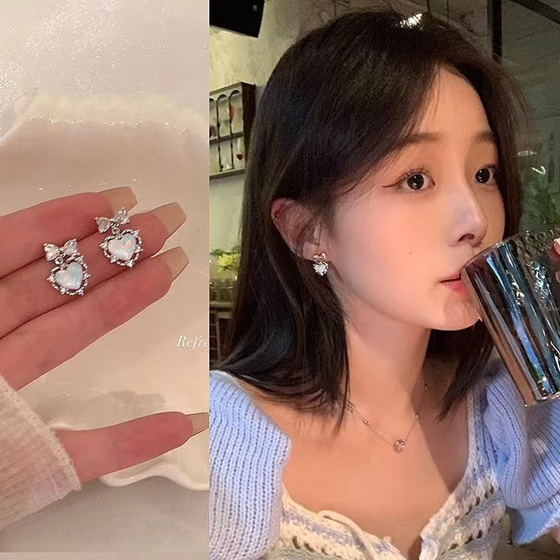 ins Korean version cute and versatile design zircon bow stud earrings, light luxury and high-end style, gentle heart earrings full figure