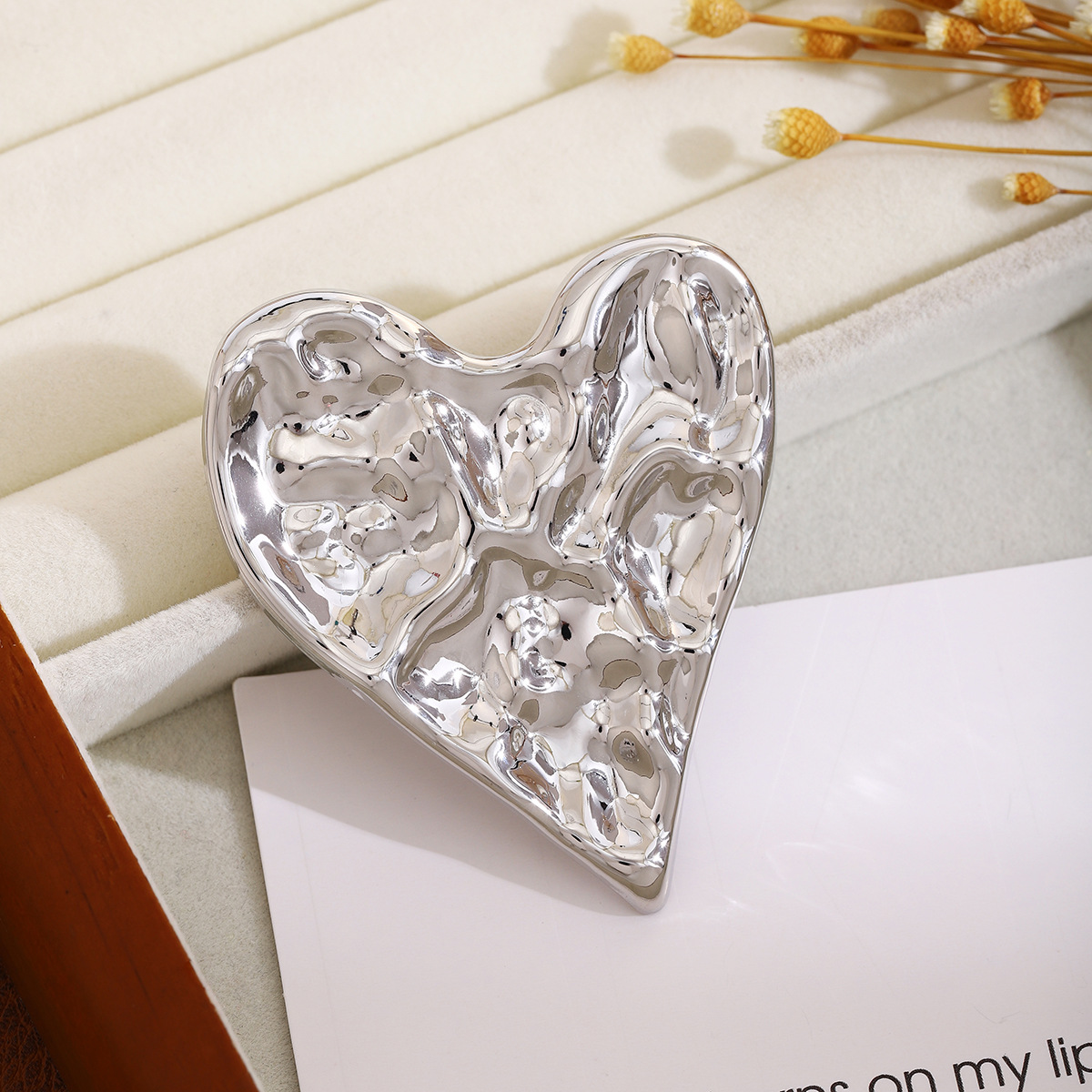 European and American retro irregular pleated heart-shaped brooch, with a light luxury and high-end feel, metallic style and fashionable temperament, brooch pin details Picture