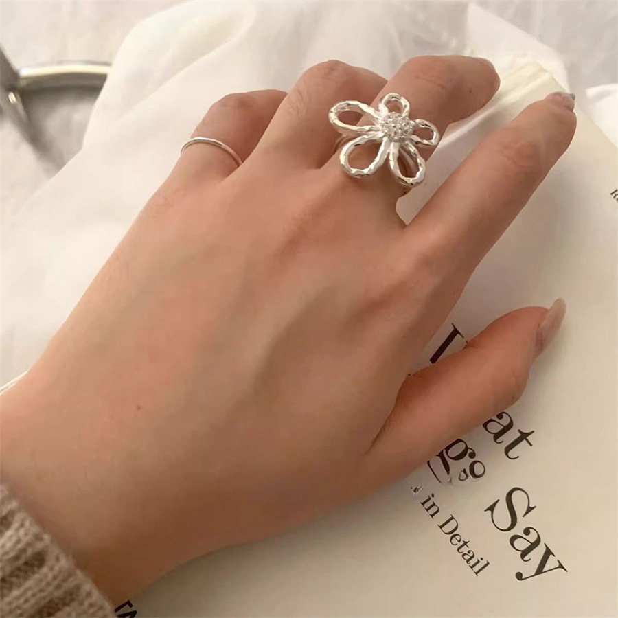 The s925 sterling silver large flower ring is a sophisticated and elegant, exaggerated ring that is fashionable and versatile. It is an open index finger ring Application Scenario