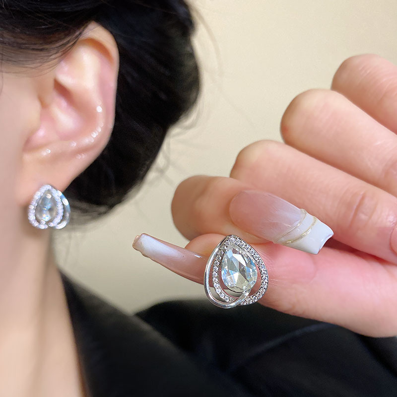 Exquisite zircon water drop earrings for women, new 2024 style, versatile and high-end stud earrings, unique and popular internet-famous earrings Application Scenario