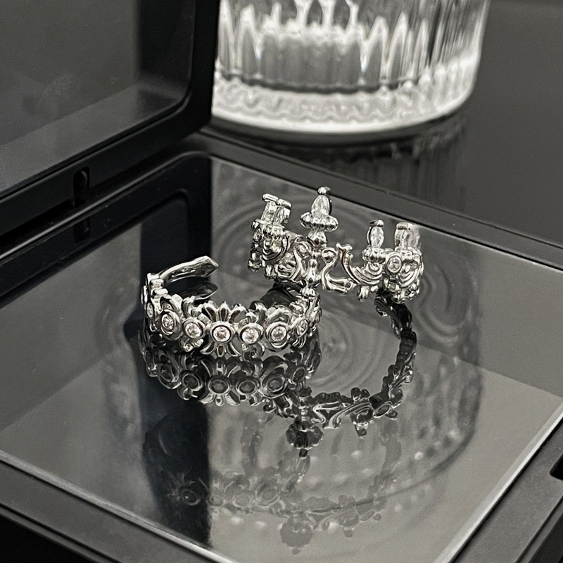 The ring is a delicate and niche design for women, with a cold style and a sense of high-end luxury. It is versatile and suitable for couples, featuring an irregular and fashionable style Application Scenario