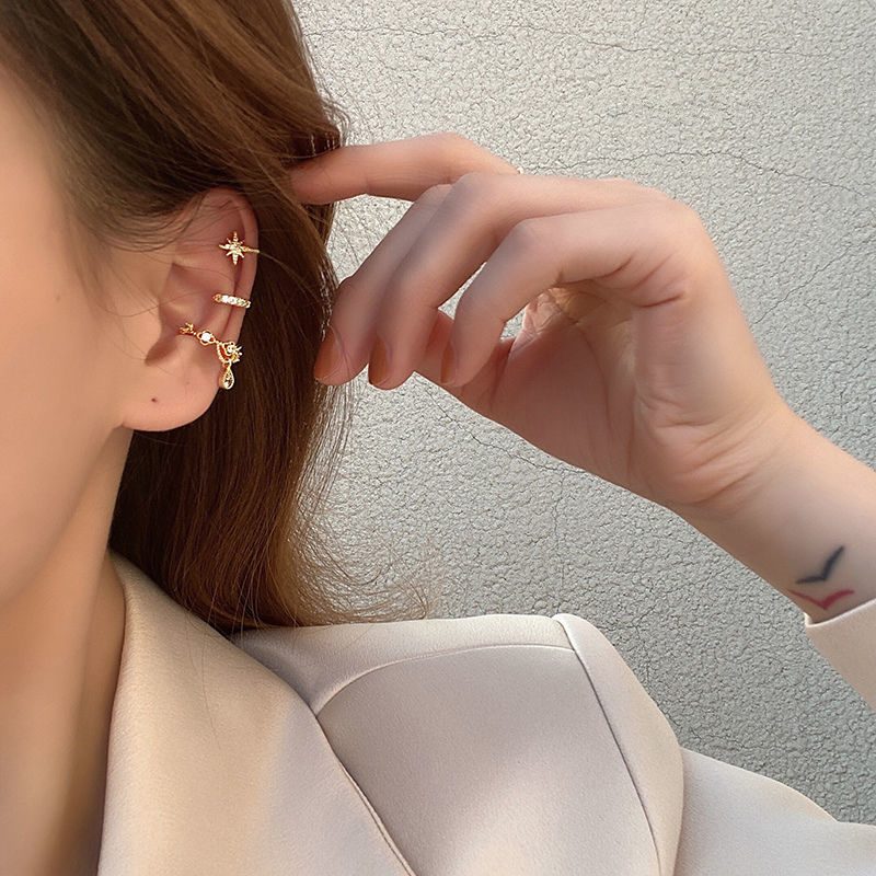 The diamond-encrusted ear clips exude a cold and retro feminine charm. The ear bone studs have no ear holes and are ethereal and forest-like, extremely fairy-like full figure