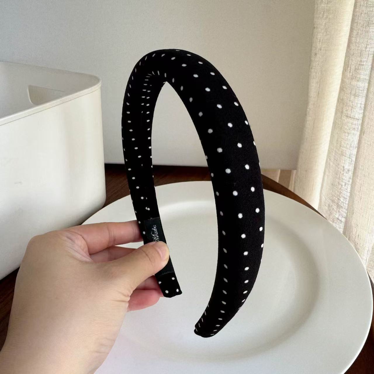The new Korean-style black and white polka dot wide-edge hair band is simple and versatile. It is a new facial cleansing headband and a high top hairpin headaccessory Application Scenario