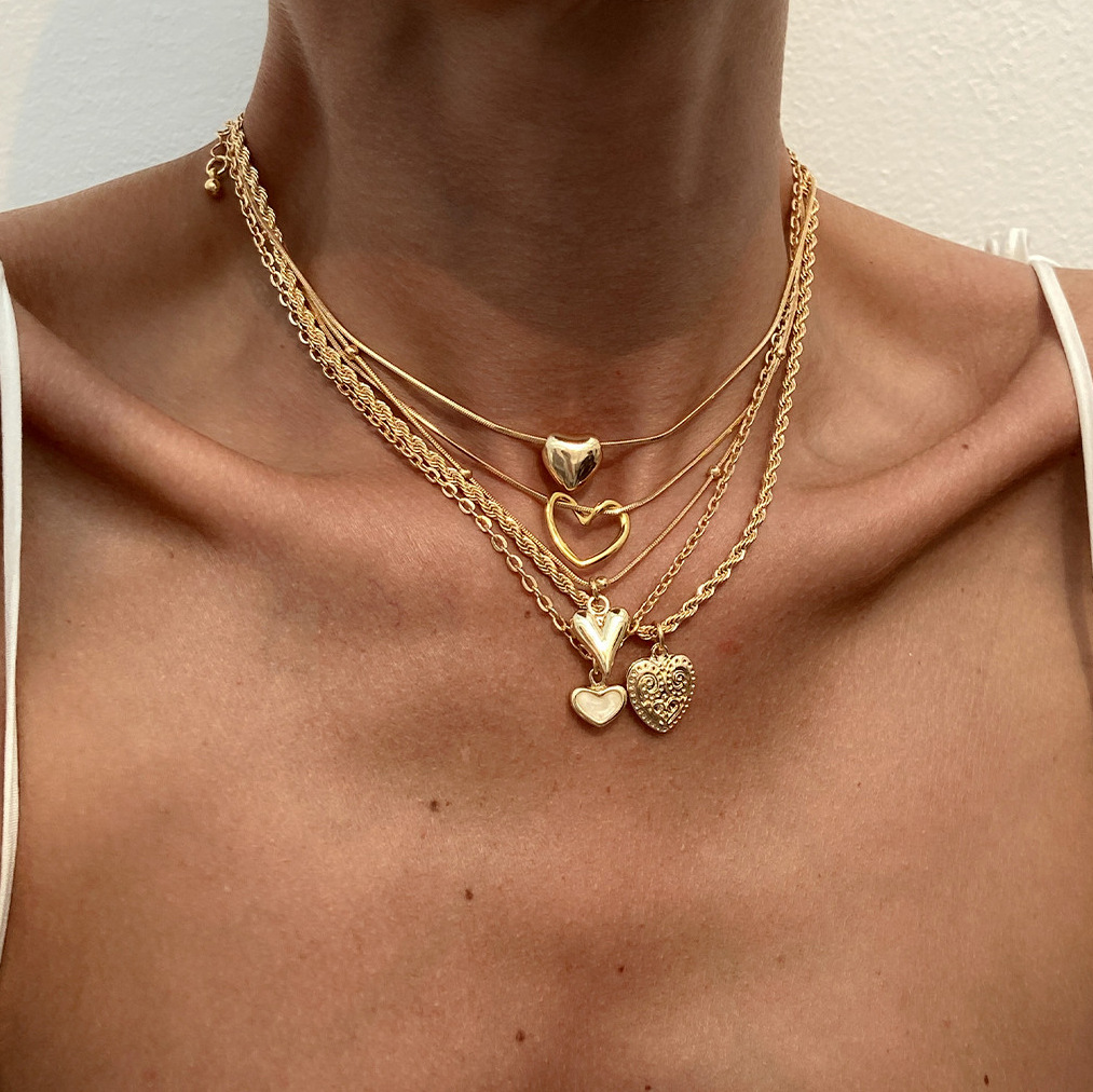European and American cross-border jewelry punk style heart-shaped alloy pendant necklace, unique tassel heart twist chain, collarbone chain full figure