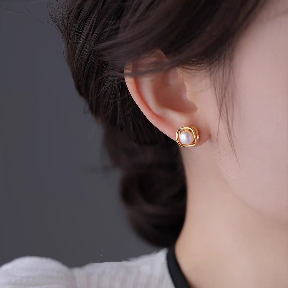 Simple and fashionable geometric pearl stud earrings, a new bestseller in 2025, with a unique design sense. Women's rare and versatile earrings for summer Specification drawing