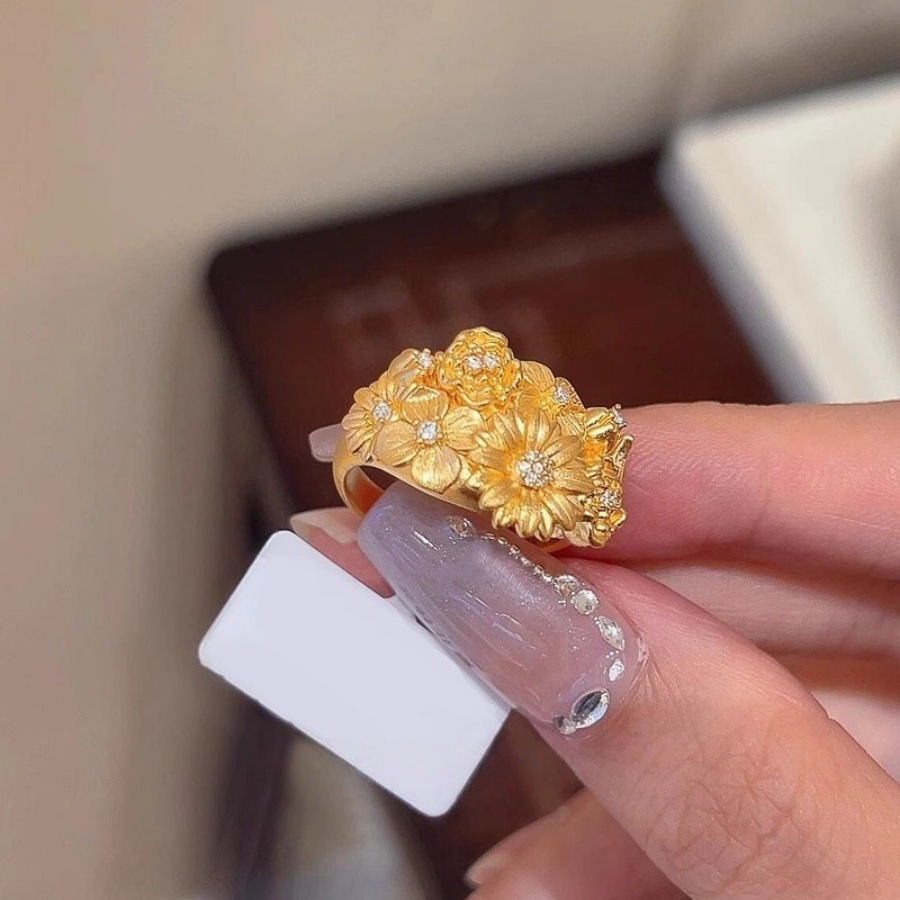 A golden brushed zircon floral ring for women, a light luxury and versatile index finger ring with a unique design Application Scenario