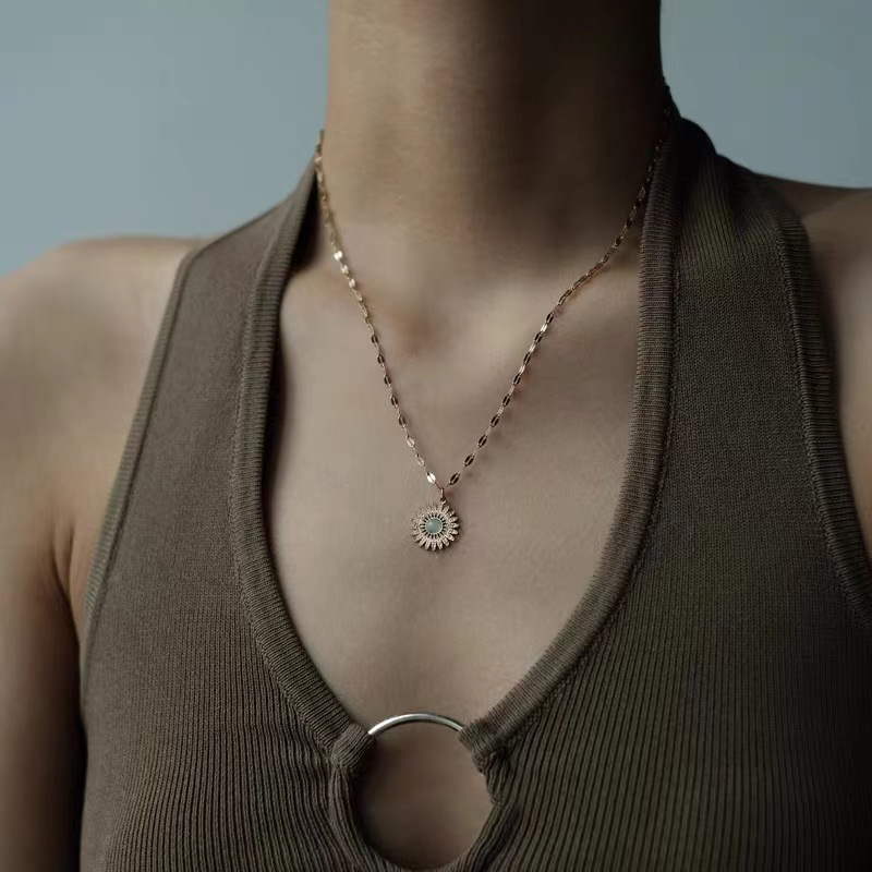 The micro-inlaid zircon necklace, women's collarbone chain, light luxury sunflower green, elegant and trendy accessory, new style full figure