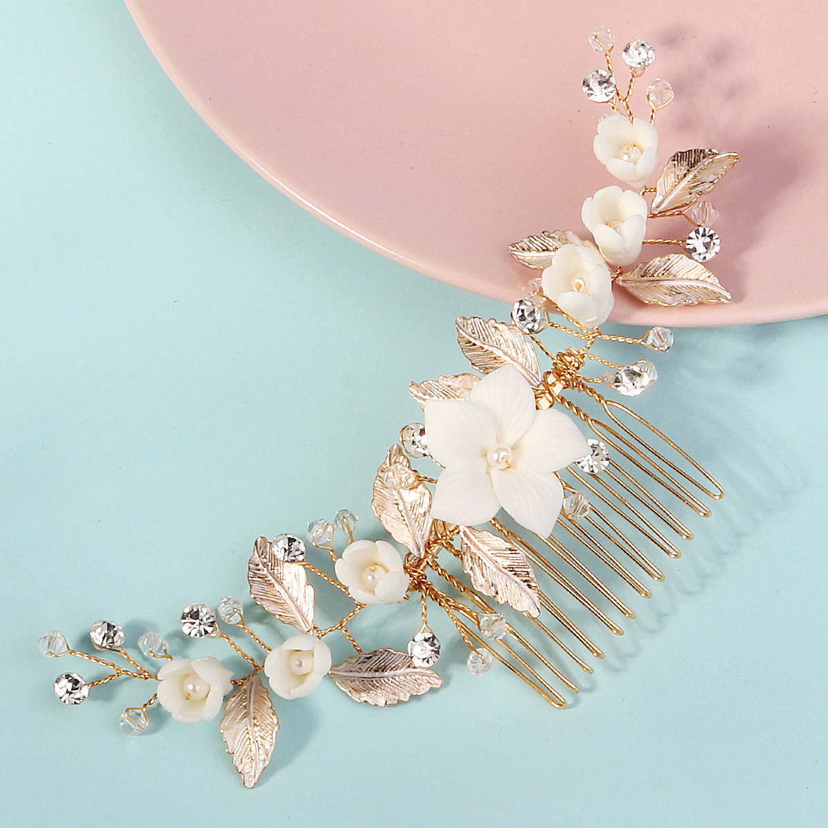 A new cross-border handcrafted bride's hair comb, a beautiful forest-themed wedding dress with a updo hairstyle and white ceramic flower insert comb Specification drawing