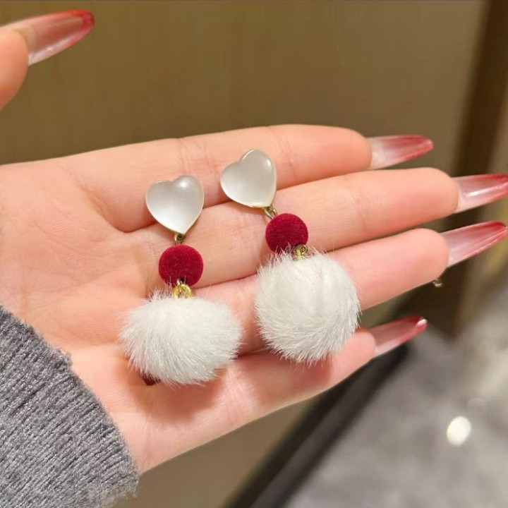 2025 New autumn and winter gentle Japanese and Korean heart-shaped plush pendant earrings, simple and sweet, simple fur ball stud earrings Specification drawing