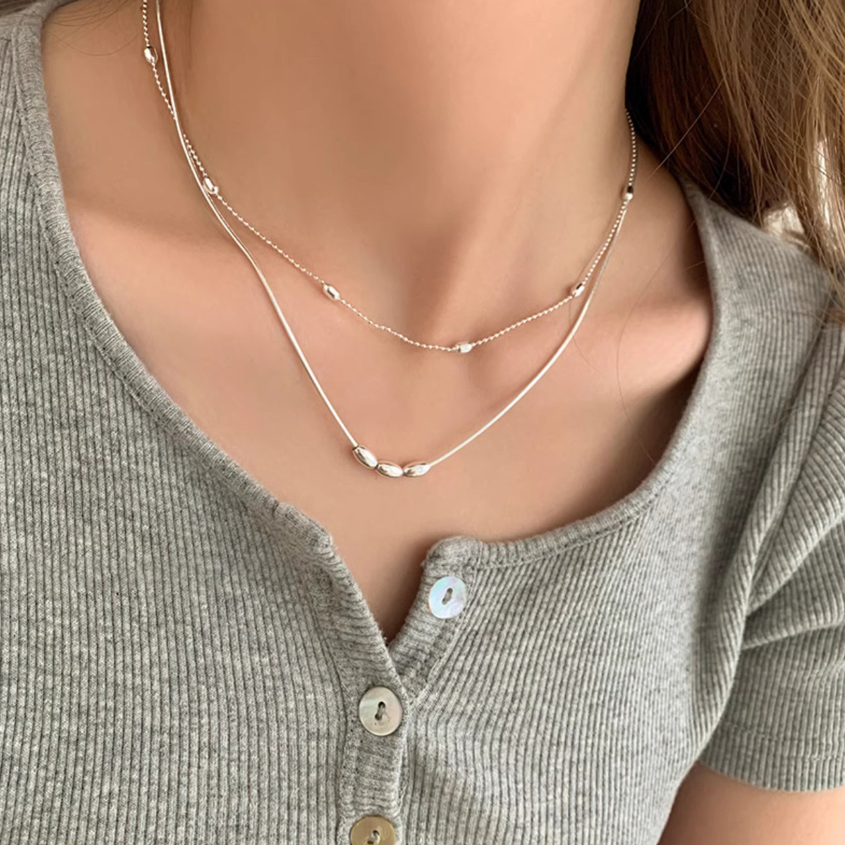 A niche snake bone and olive bead double-layered necklace for women, with a design sense, light luxury and simple style, is a simple collarbone chain accessory full figure