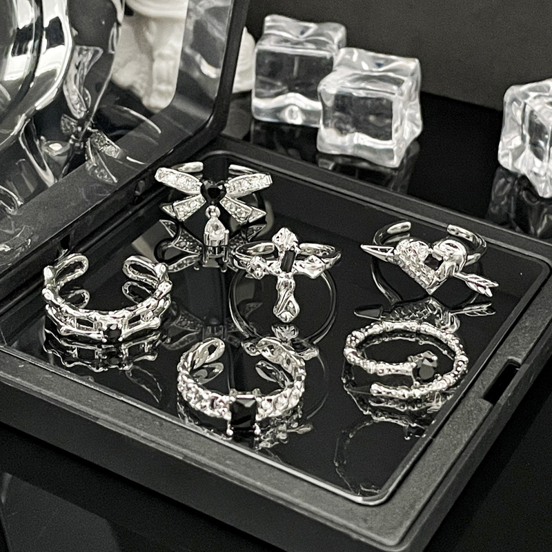 A unique dark bow, heart-shaped cross, black diamond open ring, a women's niche design, light luxury and versatile index finger ring Application Scenario