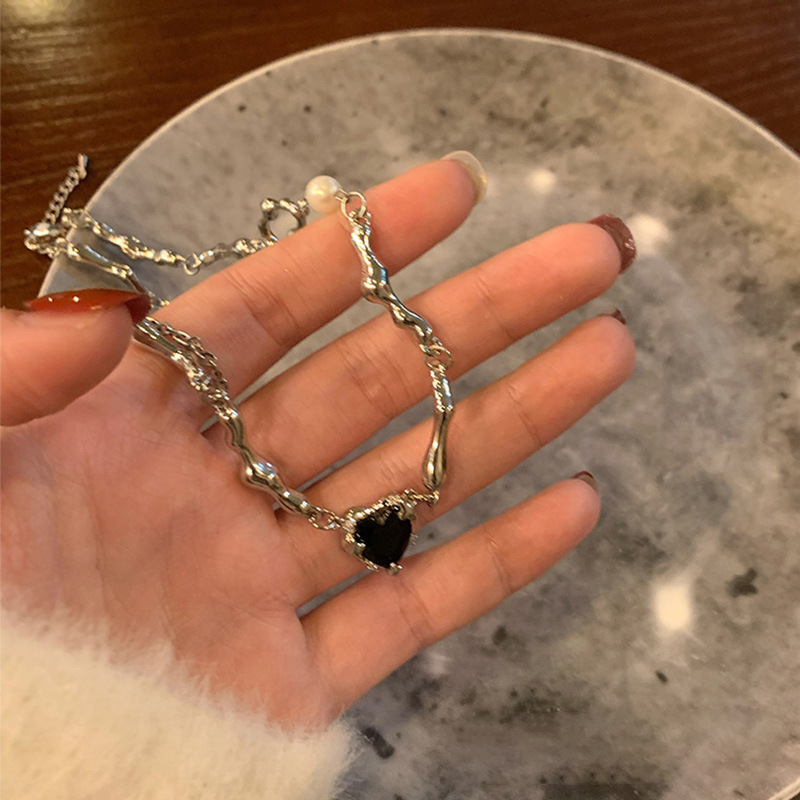 Black heart-shaped pearl necklace, collarbone chain, feminine and niche design accessory, sweater chain, ins style Application Scenario