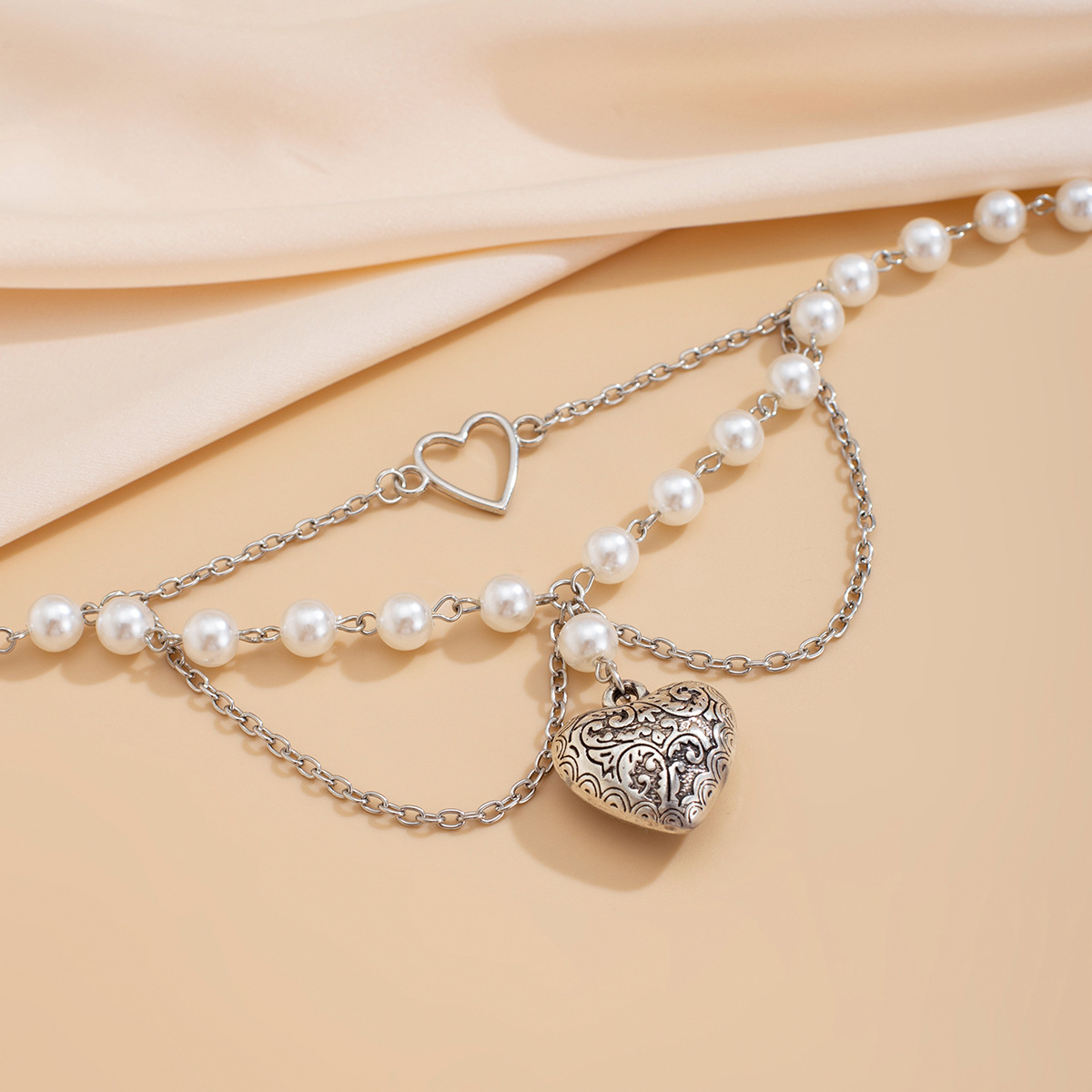 European and American cross-border jewelry fashion five-pointed star pearl string Necklace simple printed heart alloy Necklace Application Scenario