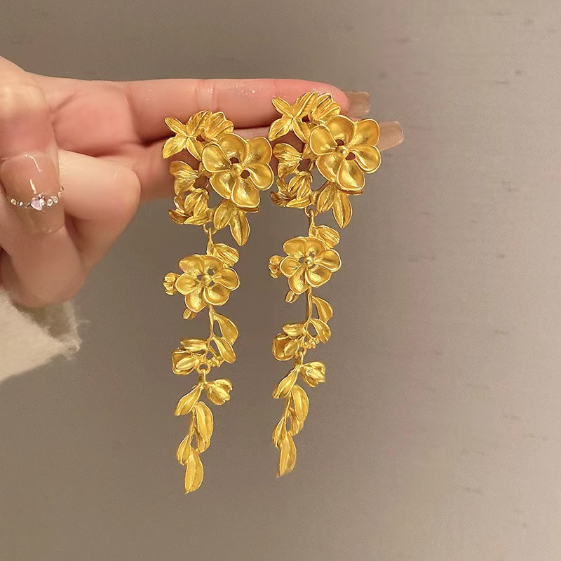 Golden flower tassel earrings, a new Chinese-style high-end and exaggerated style, are perfect for brides with round and square faces. This is a new type of earrings Specification drawing