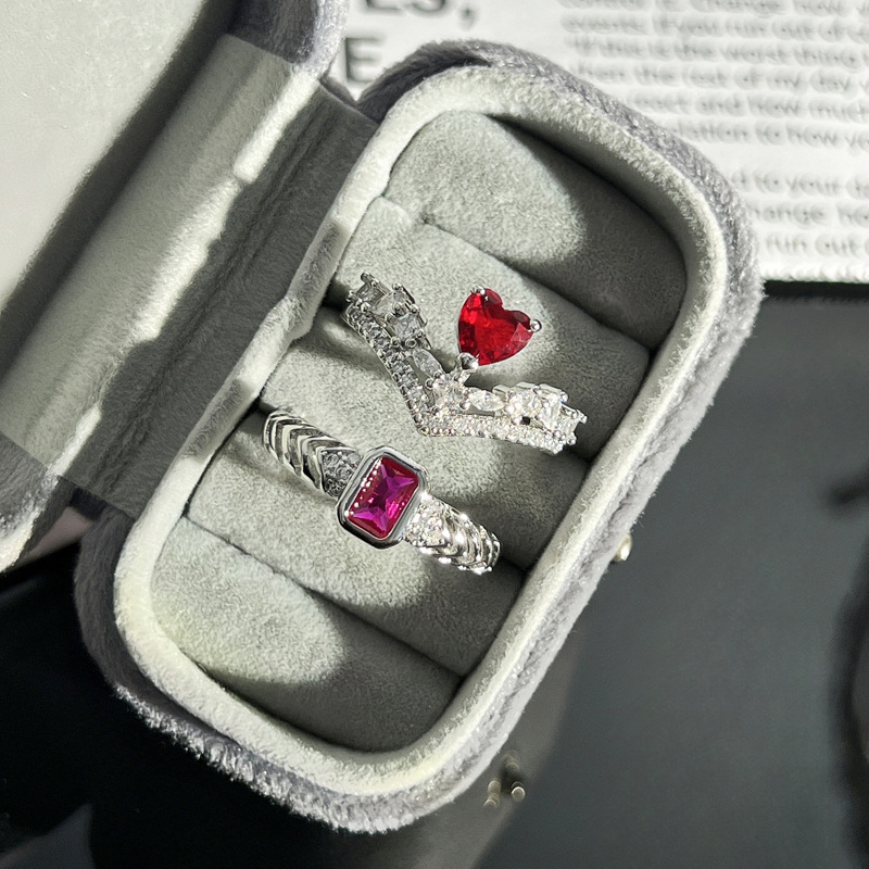 Fashionable, light luxury, and elegant red corundum square diamond ring, a simple, niche, and versatile heart-shaped crown ring trend for women Specification drawing
